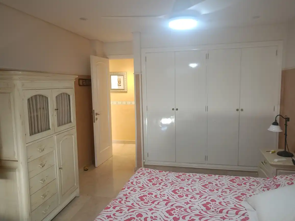 Dormitori de Apartament de lloguer en Gandia amb Aire condicionat, Terrassa i Moblat