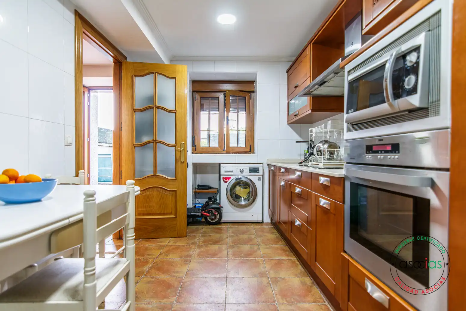 Cuina de Casa o xalet en venda en San Martín del Rey Aurelio amb Calefacció, Jardí privat i Terrassa