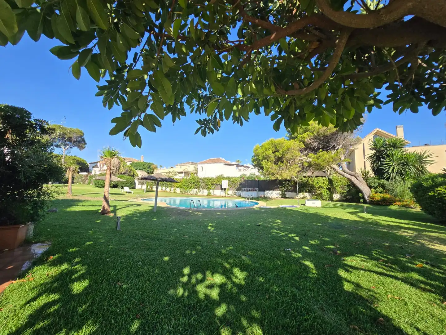 Jardí de Casa adosada en venda en Marbella amb Aire condicionat, Terrassa i Moblat