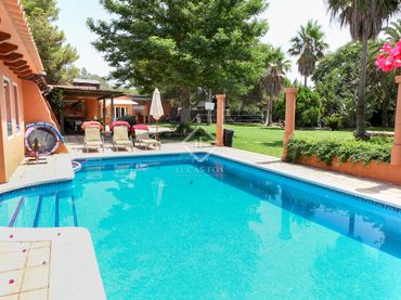 Casa rústica amb piscina en venda a Llucmaçanes