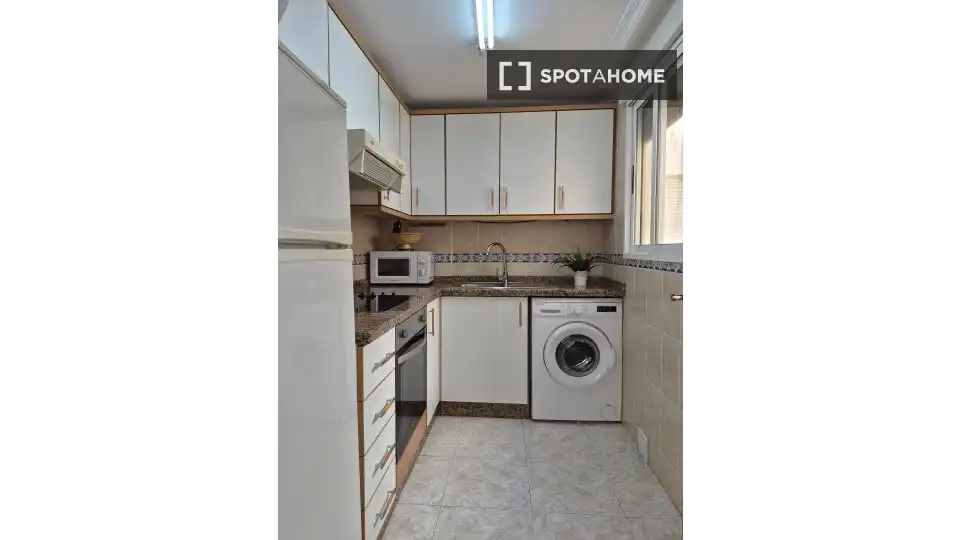Cuina de Apartament per a compartir en Santa Pola amb Aire condicionat, Terrassa i Moblat