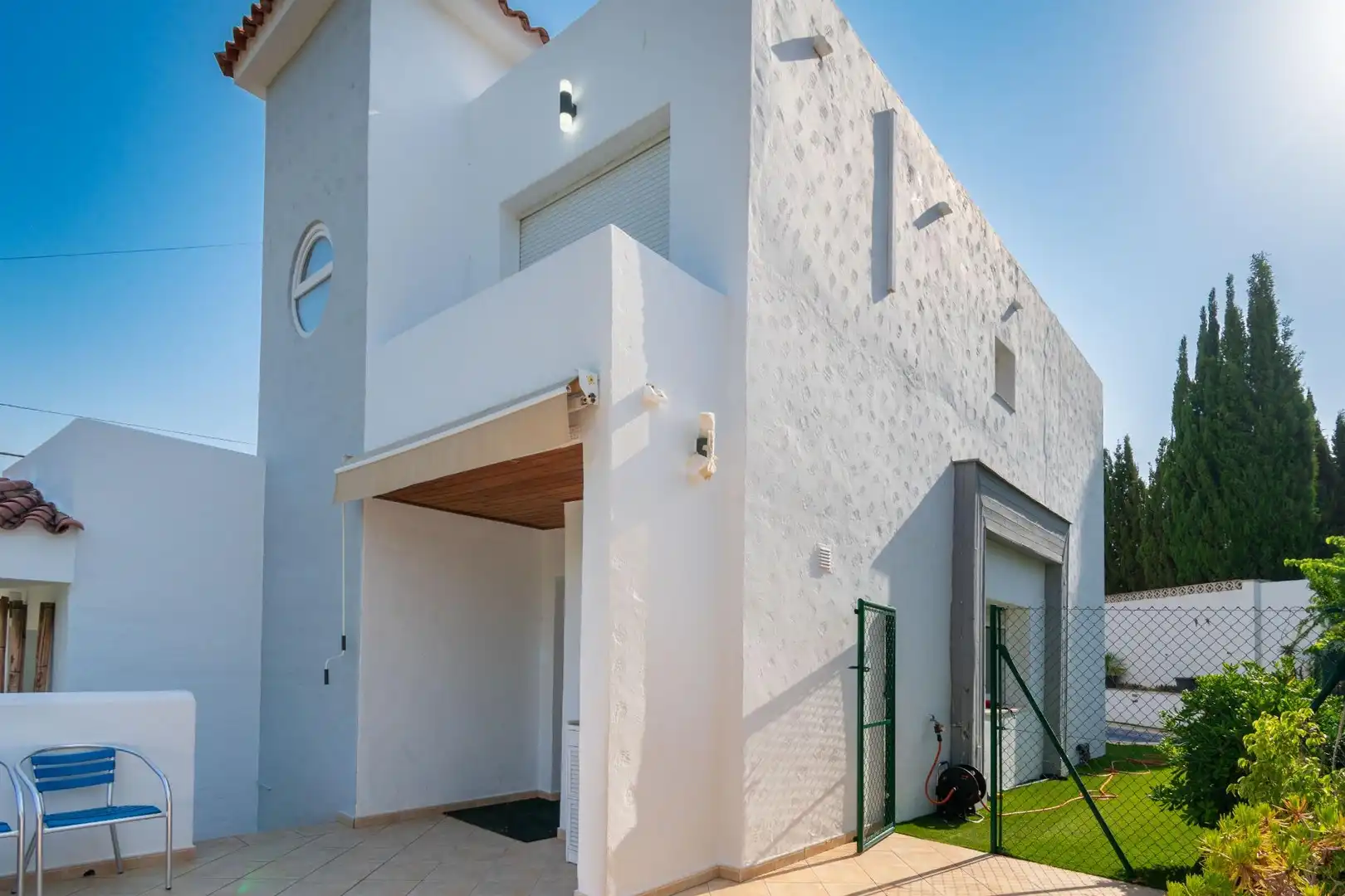 Vista exterior de Casa o xalet en venda en L'Alfàs del Pi amb Aire condicionat, Calefacció i Jardí privat