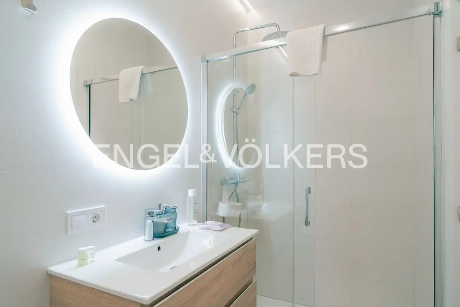 Bathroom of Apartments for sale in Valencia  with Air Conditioner, Heating and Furnished