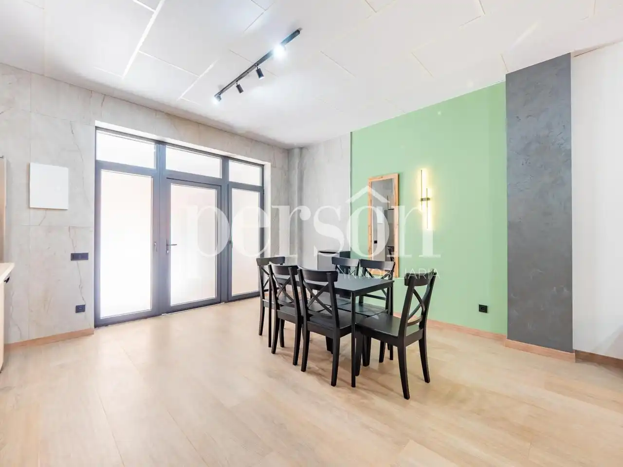 Erdgeschoss zum Verkauf in Valencia mit Klimaanlage, Terrasse und Abstellraum