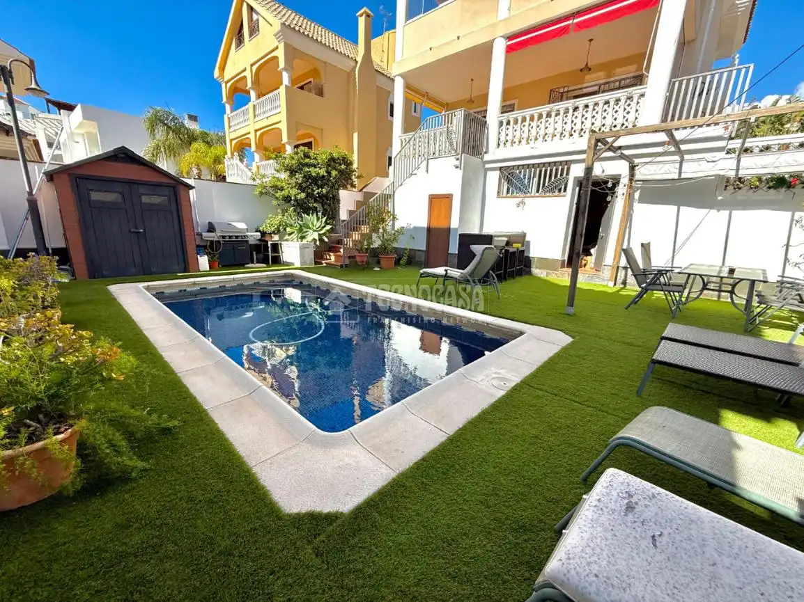 Piscina de Casa o xalet en venda en Benalmádena amb Aire condicionat, Jardí privat i Terrassa