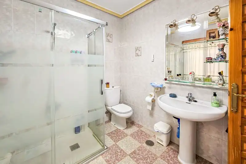 Bathroom of Houses for sale in Úbeda  with Air Conditioner, Terrace and Storage room