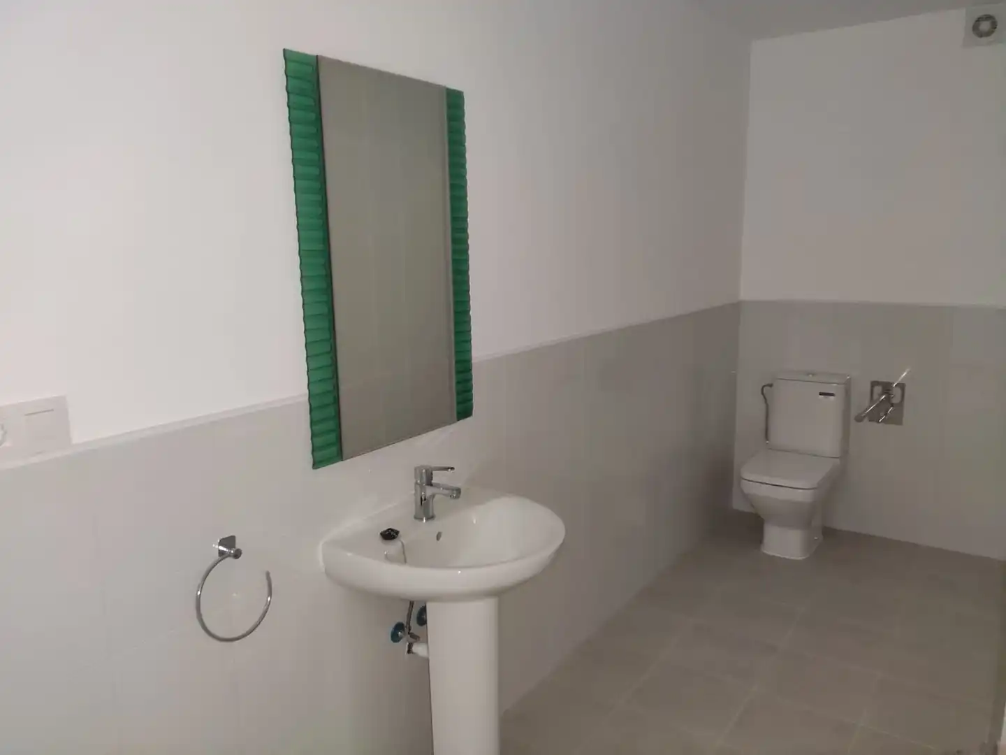 Badezimmer von Büro zur Miete in Neda