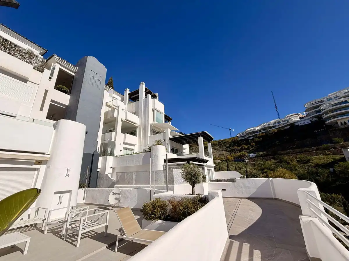 Vista exterior de Piso en venta en Benahavís con Aire acondicionado y Terraza