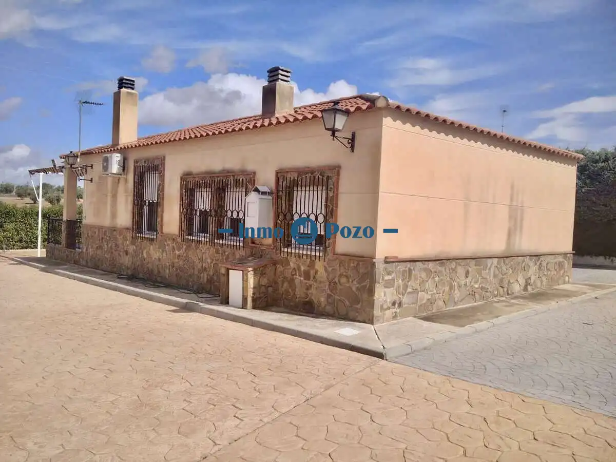 Exterior view of Houses for sale in Almendralejo  with Air Conditioner, Terrace and Storage room