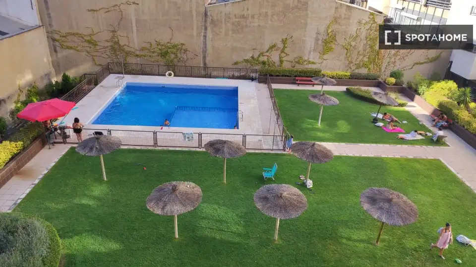 Piscina de Apartamento para compartir en Madrid con Aire acondicionado, Terraza y Amueblado
