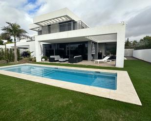 Swimming pool of House or chalet to rent in Estepona  with Air Conditioner, Private garden and Terrace