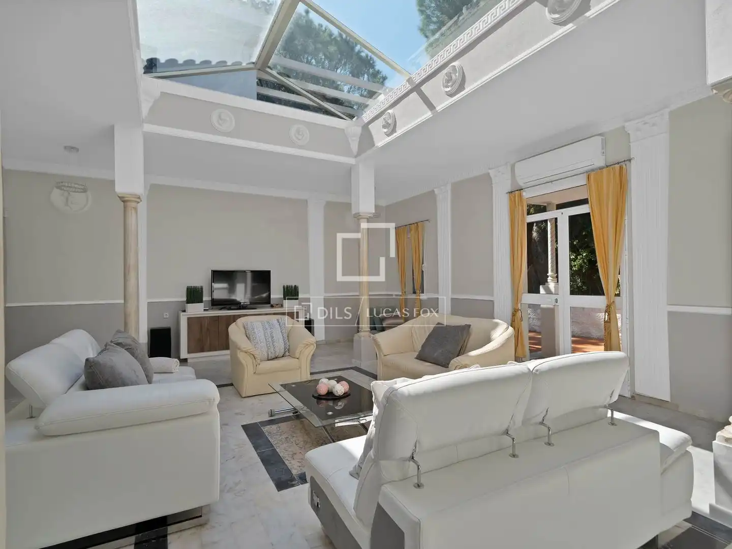 Sala de estar de Casa o chalet en venta en Marbella con Aire acondicionado, Calefacción y Jardín privado