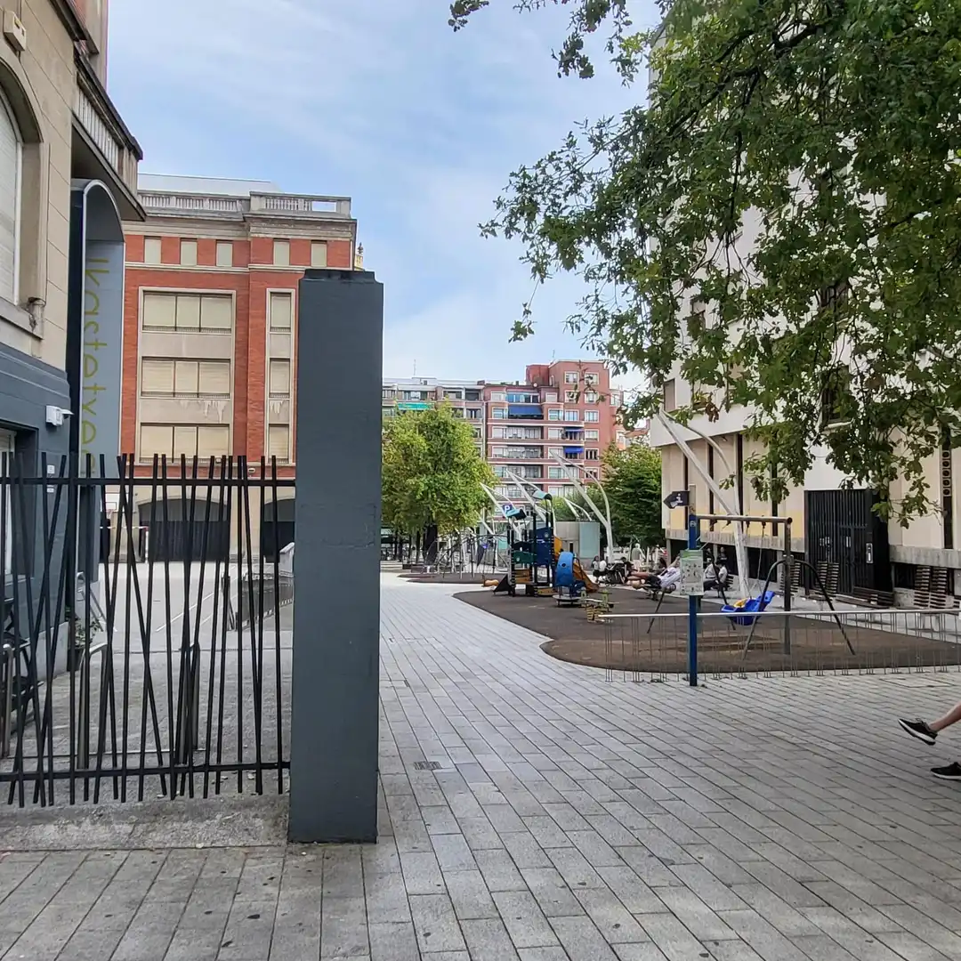 Vista exterior de Oficina en venda en Bilbao  amb Calefacció