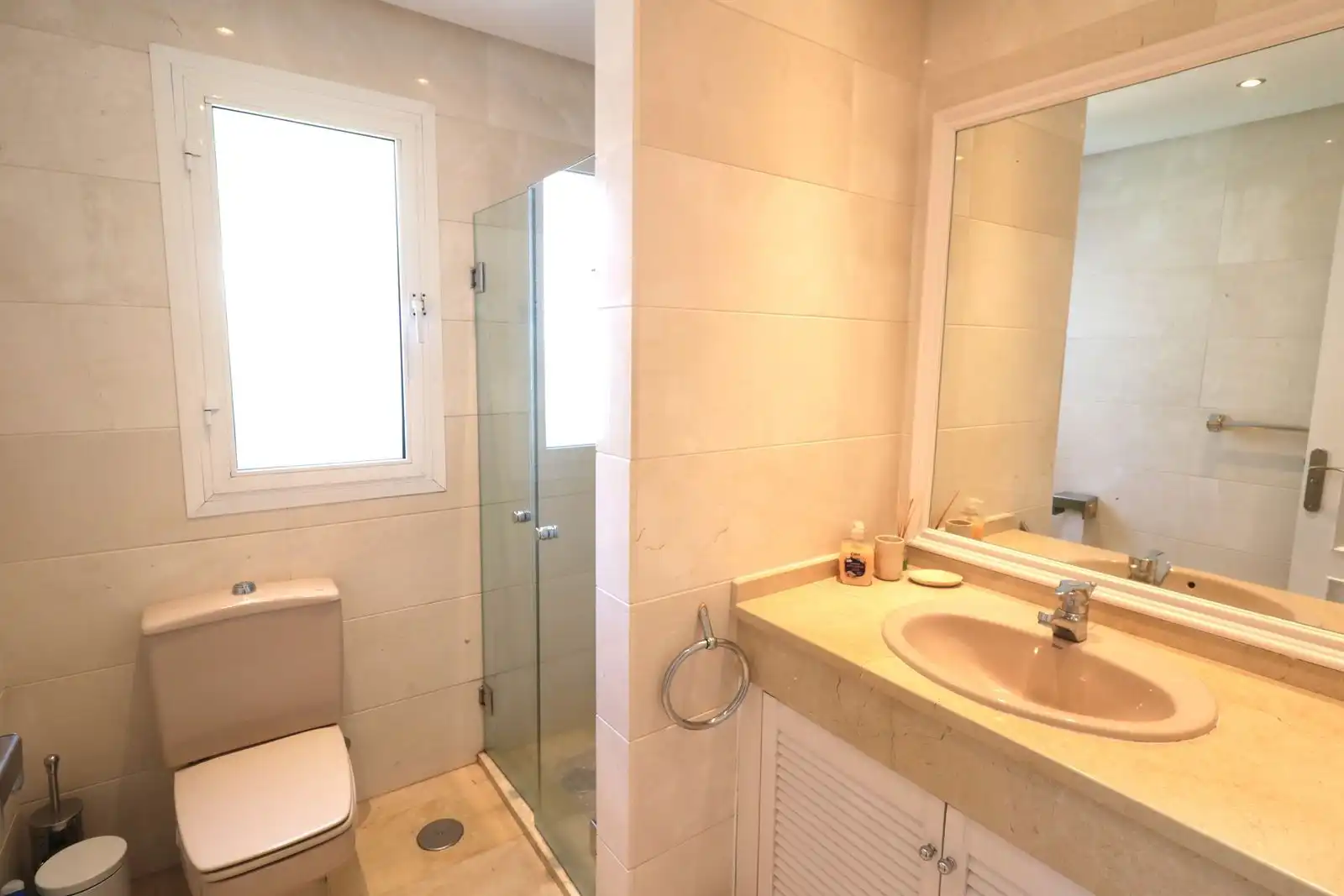 Baño de Piso en venta en Estepona con Aire acondicionado, Terraza y Amueblado