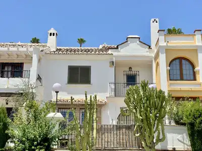 Vista exterior de Casa adosada en venta en Mijas Golf