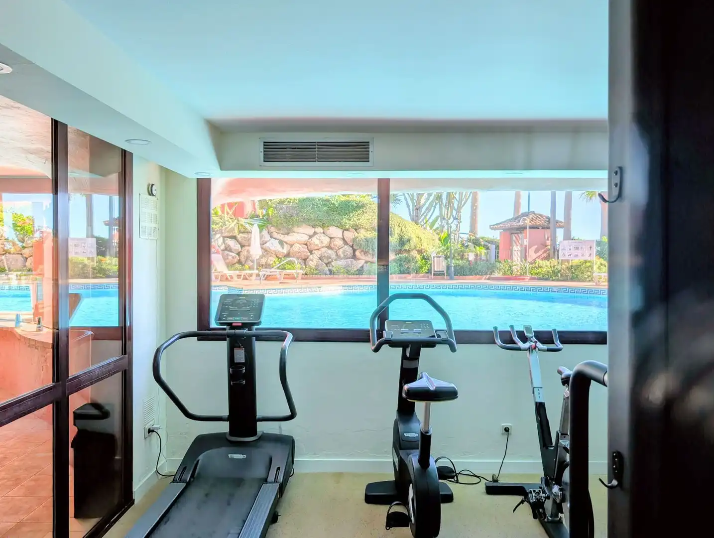 Piscina de Ático en venta en Estepona con Aire acondicionado, Calefacción y Terraza
