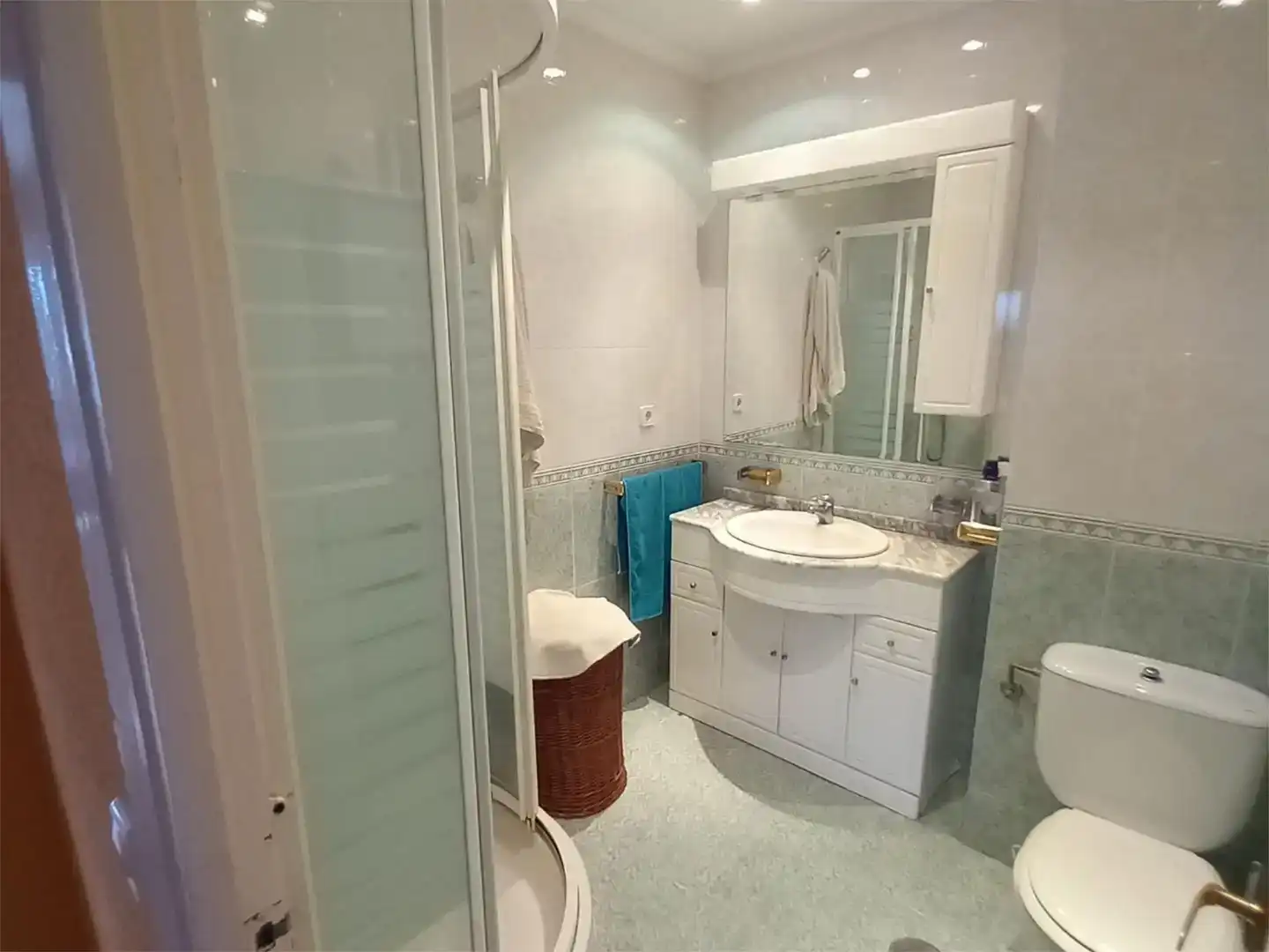 Badezimmer von Wohnungen zur Miete in Ribamontán al Mar mit Parkett und Möbliert