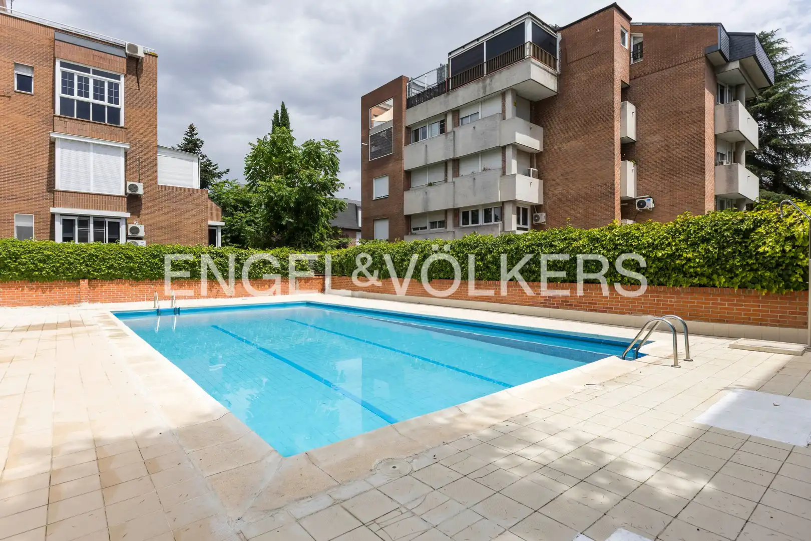 Piscina de Àtic en venda en Madrid amb Aire condicionat, Calefacció i Jardí privat