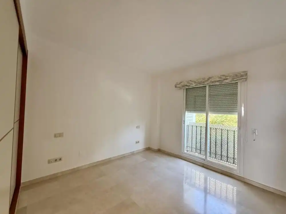 Schlafzimmer von Wohnungen zur Miete in Benahavís mit Klimaanlage, Terrasse und Abstellraum