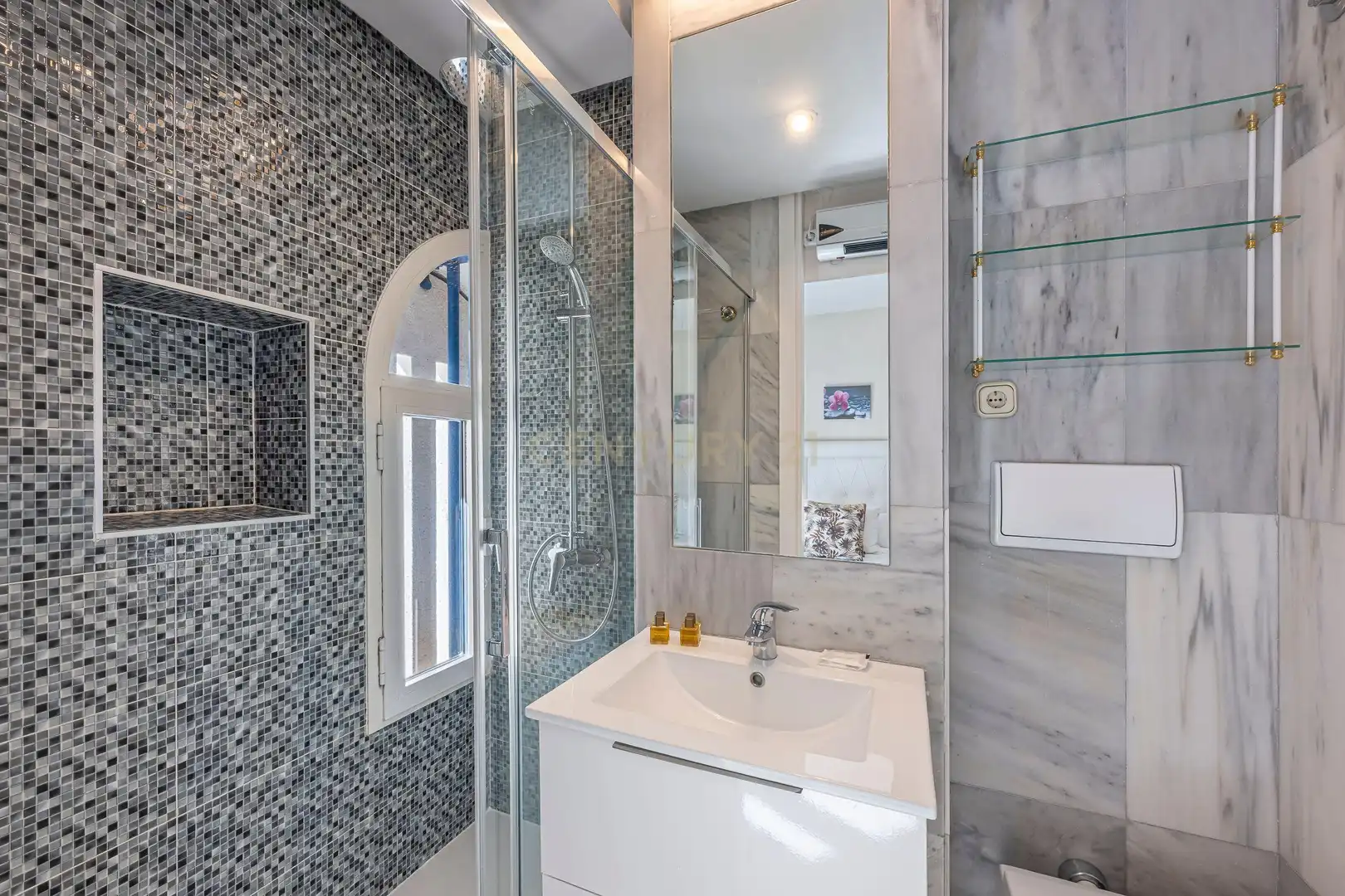 Baño de Dúplex en venta en Marbella con Aire acondicionado, Jardín privado y Trastero