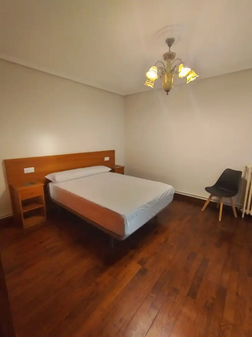 Habitación de Piso para compartir en Santiago de Compostela  con Calefacción, Parquet y Amueblado
