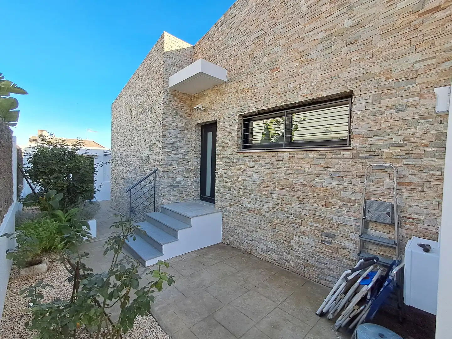 Vista exterior de Casa o xalet en venda en Polop amb Aire condicionat, Calefacció i Jardí privat