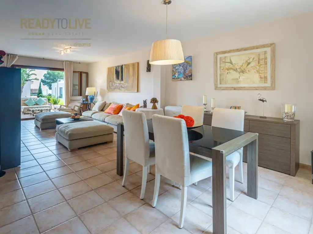 Wohnzimmer von Einfamilien-Reihenhaus zum Verkauf in Alcúdia mit Klimaanlage, Privatgarten und Terrasse