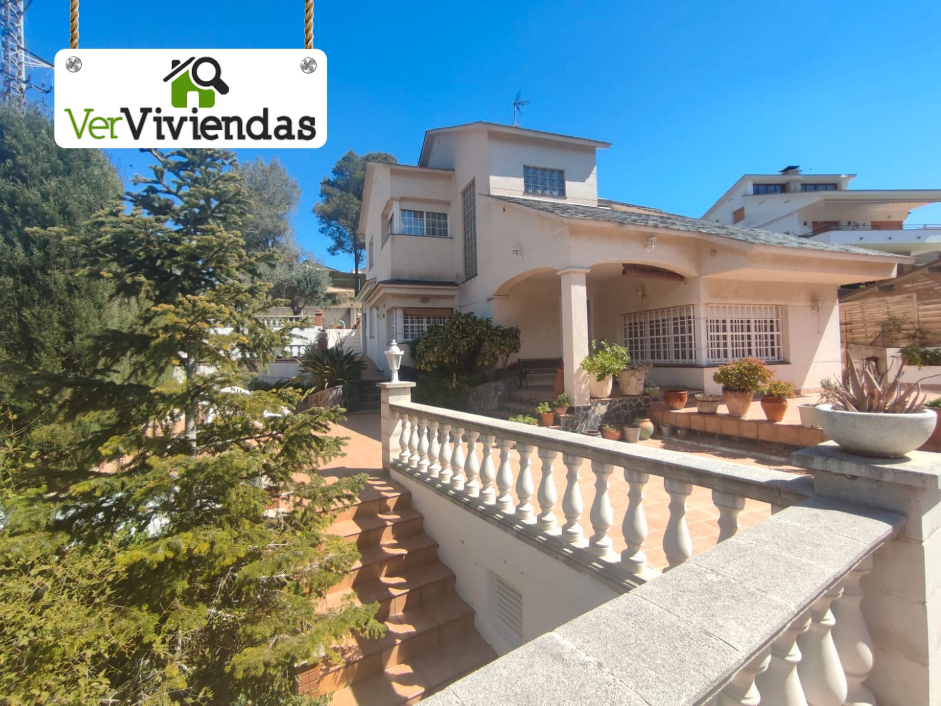 Vista exterior de Casa o xalet en venda en Vallirana amb Aire condicionat, Calefacció i Jardí privat