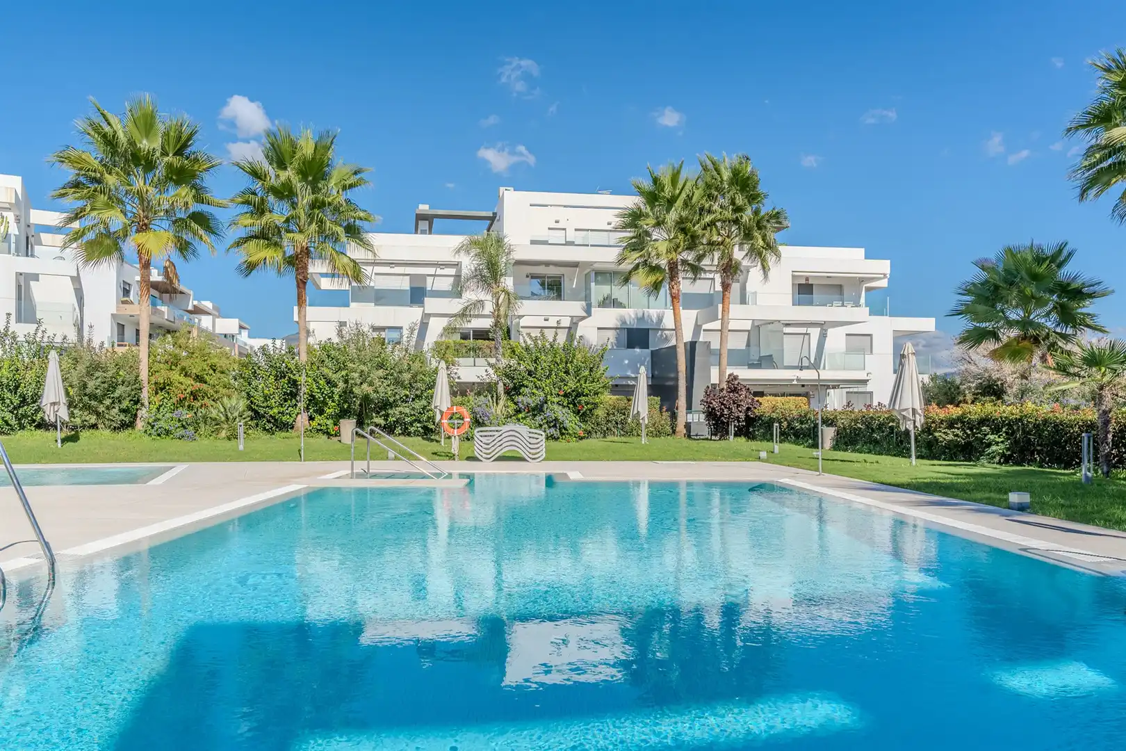 Vista exterior de Apartament en venda en Estepona