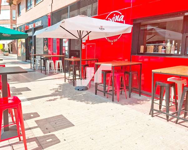 Local comercial en Alquiler en França en Piscinas