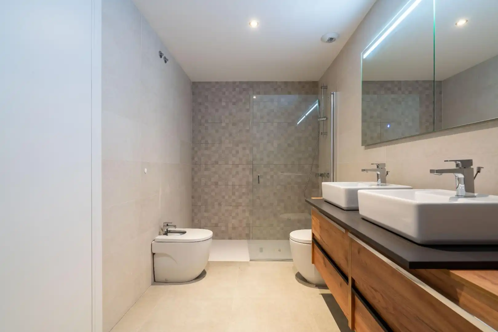 Bathroom of Flat for rent in Almería  with Air Conditioner, Heating and Private garden