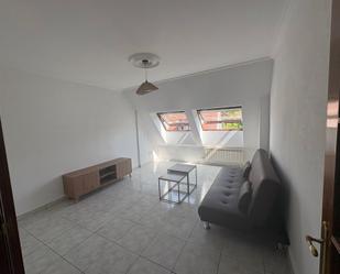 Wohnzimmer von Dachboden miete in Moraña mit Heizung, Parkett und Abstellraum