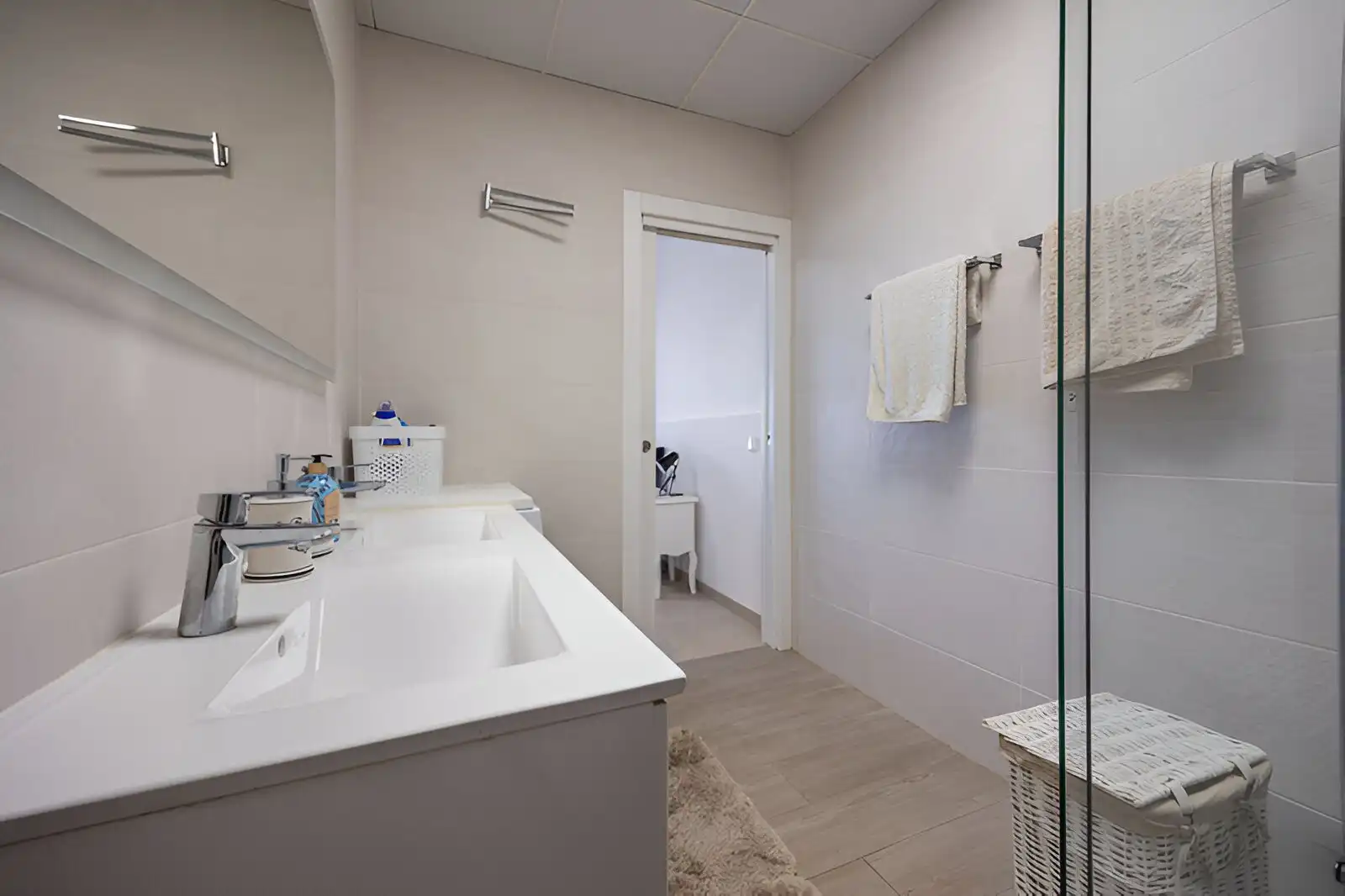 Badezimmer von Erdgeschoss zum Verkauf in Mijas mit Klimaanlage, Terrasse und Schwimmbad