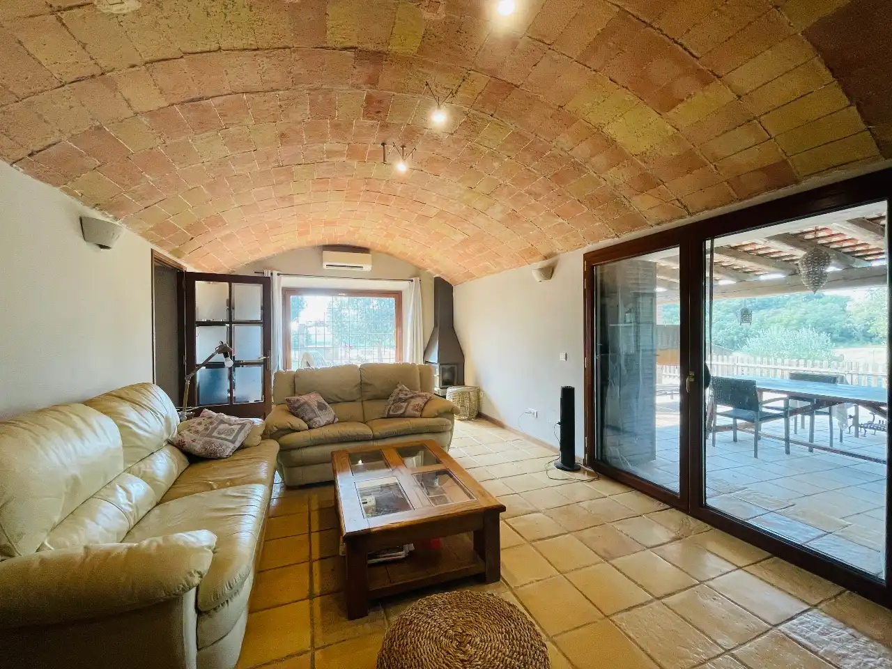 Sala d'estar de Finca rústica en venda en Cruïlles, Monells I Sant Sadurní de L'Heura amb Aire condicionat, Calefacció i Jardí privat