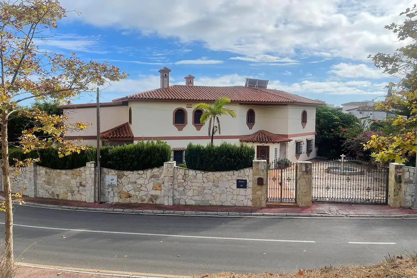 Vista exterior de Casa o xalet en venda en Benalmádena amb Aire condicionat, Jardí privat i Terrassa