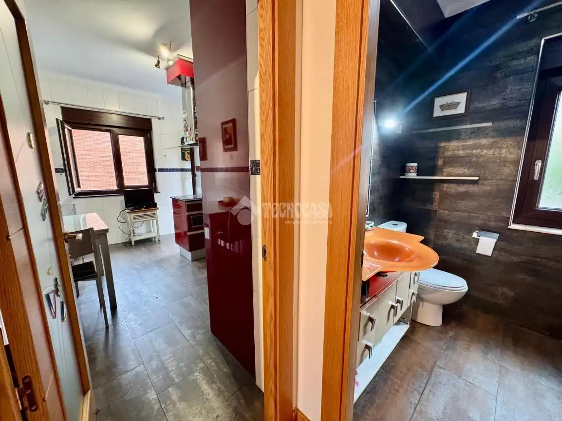 Bany de Casa o xalet en venda en El Astillero   amb Calefacció, Parquet i Terrassa