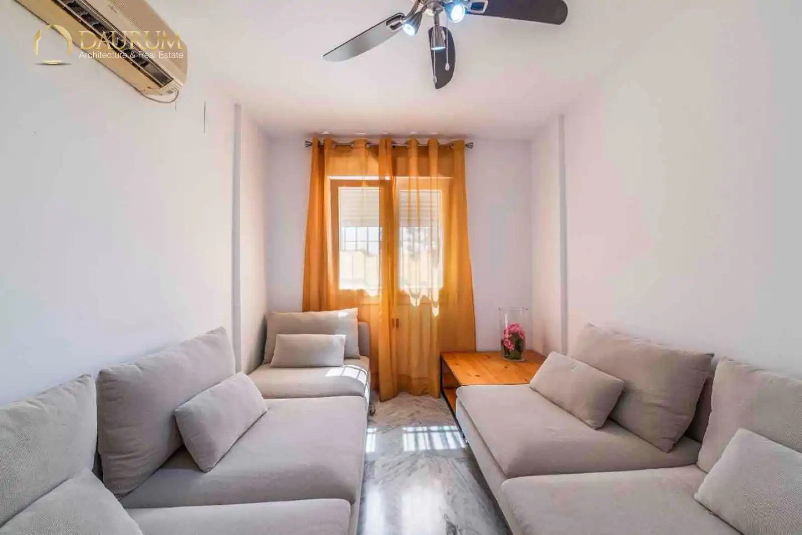 Sala de estar de Casa adosada en venta en Bormujos con Aire acondicionado, Calefacción y Terraza