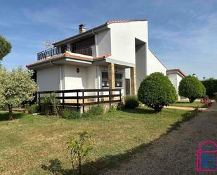 Exterior view of House or chalet for sale in Garrafe de Torío  with Heating, Terrace and Furnished
