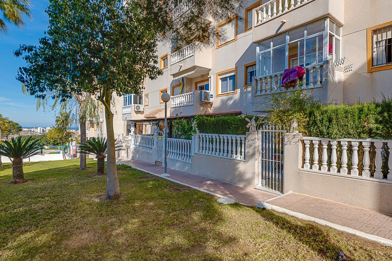 Vista exterior de Planta baixa en venda en Torrevieja amb Aire condicionat, Terrassa i Traster