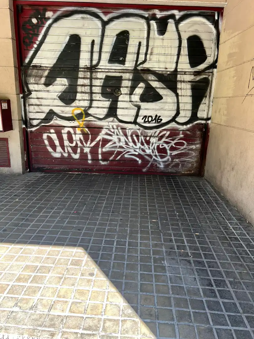 Außenansicht von Garage zum Verkauf in Barcelona