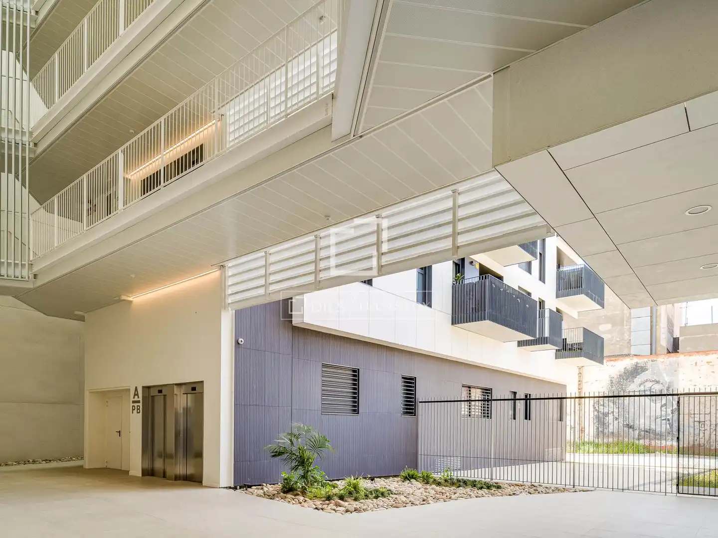 Vista exterior de Pis en venda en L'Hospitalet de Llobregat amb Aire condicionat, Calefacció i Piscina