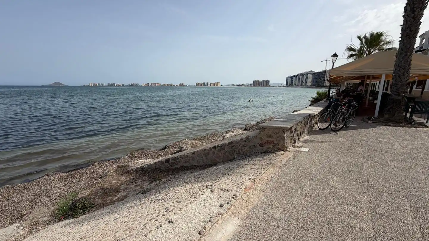 Vista exterior de Dúplex en venda en La Manga del Mar Menor amb Aire condicionat, Calefacció i Jardí privat