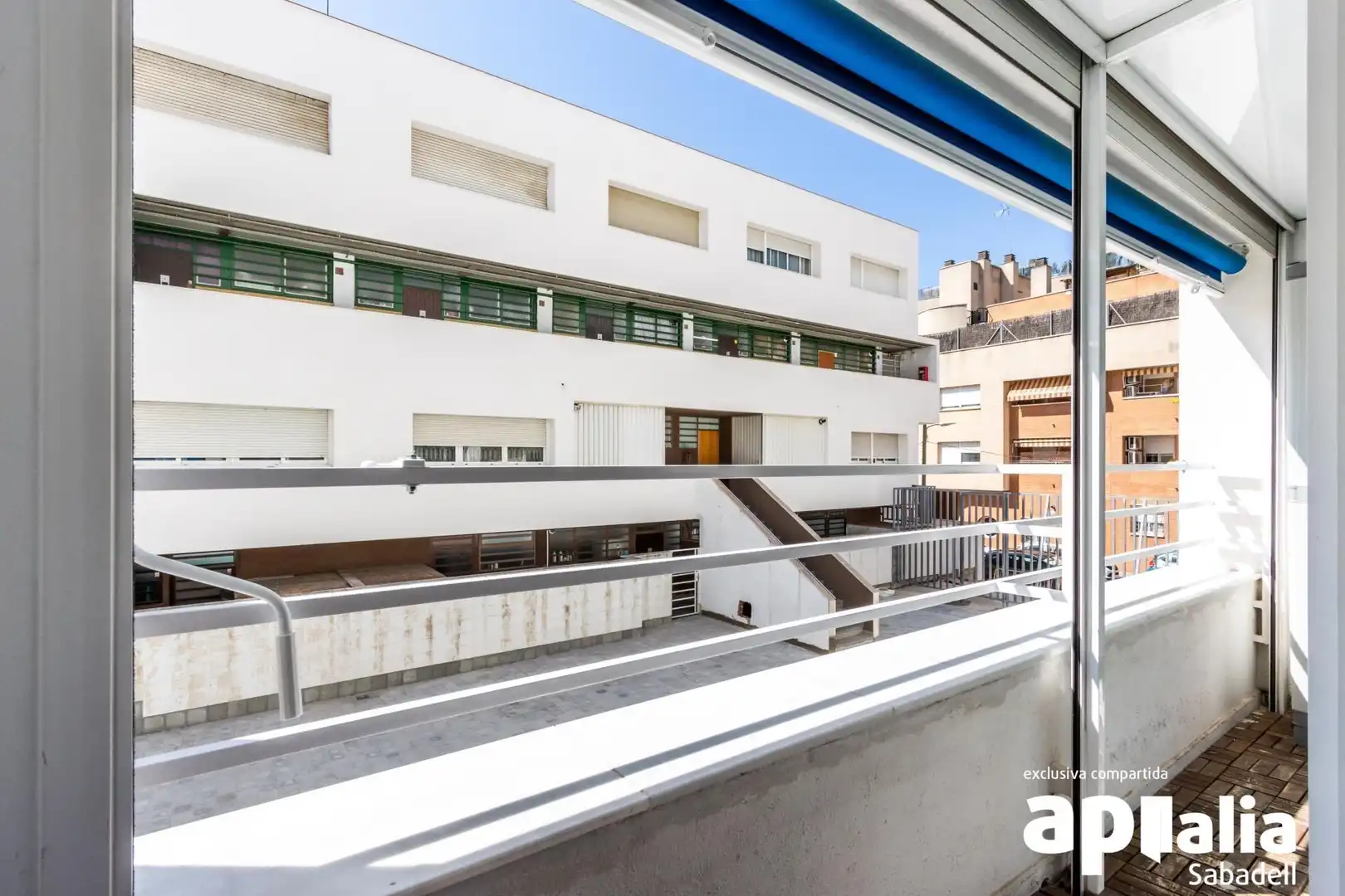 Vista exterior de Piso en venta en Sabadell con Aire acondicionado, Calefacción y Piscina comunitaria