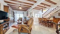 Sala d'estar de Casa o xalet en venda en L'Alfàs del Pi amb Aire condicionat, Jardí privat i Terrassa