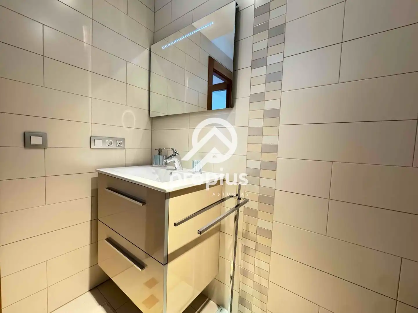 Badezimmer von Einfamilien-Reihenhaus zum Verkauf in Llanes mit Heizung und Möbliert
