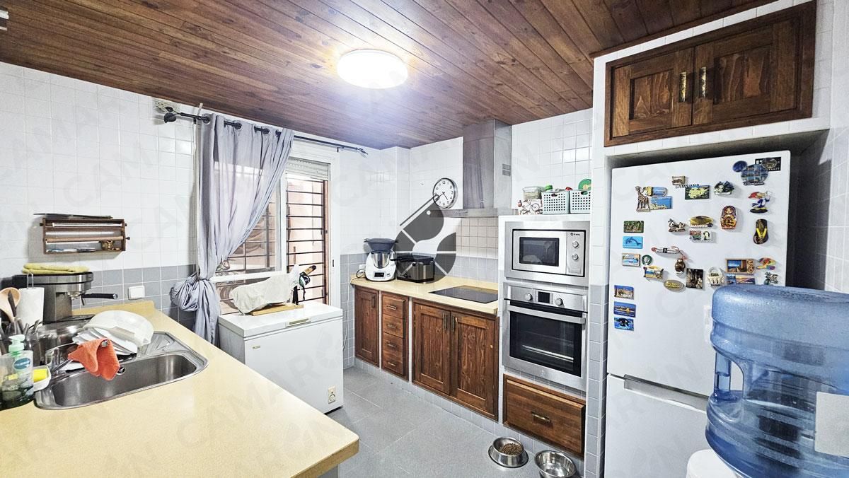 Cuina de Casa adosada en venda en Coria del Río amb Aire condicionat