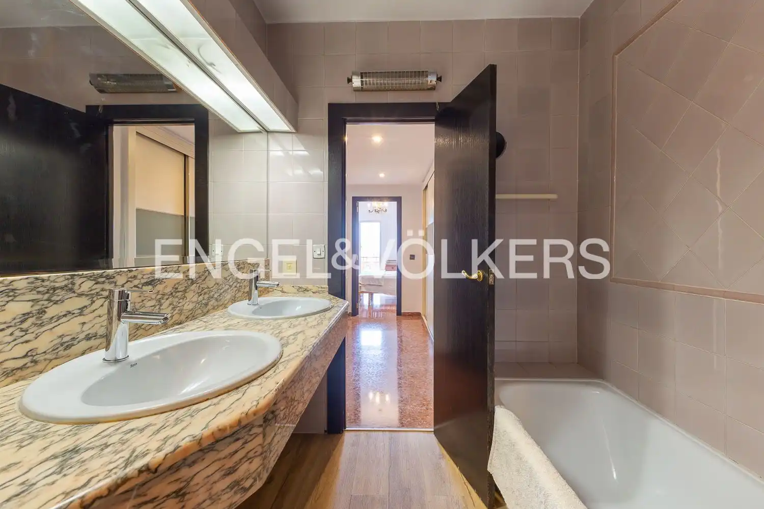 Baño de Piso en venta en Valencia con Aire acondicionado, Calefacción y Balcón