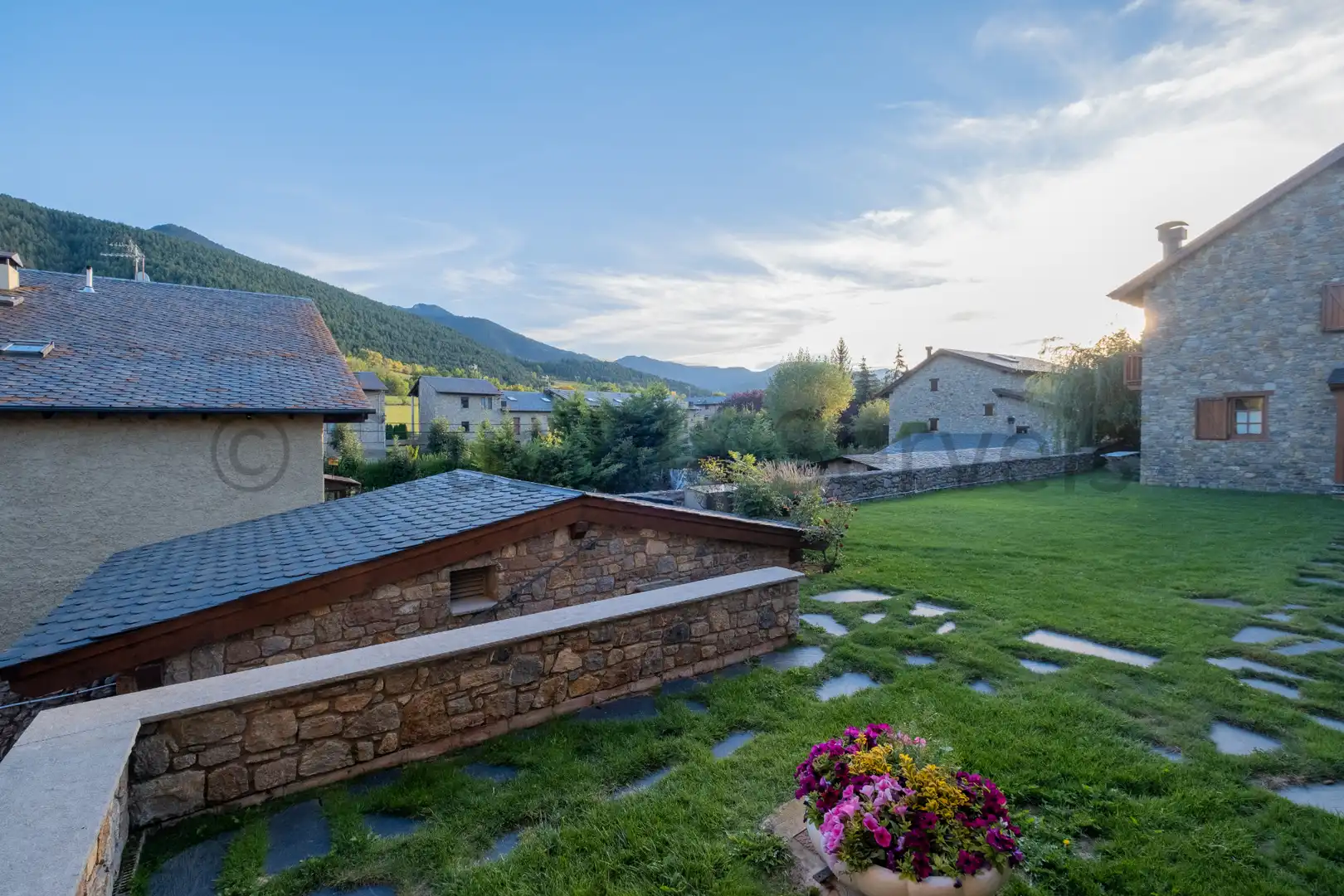 Terrasse von Einfamilien-Reihenhaus zum Verkauf in Urús mit Heizung, Parkett und Möbliert
