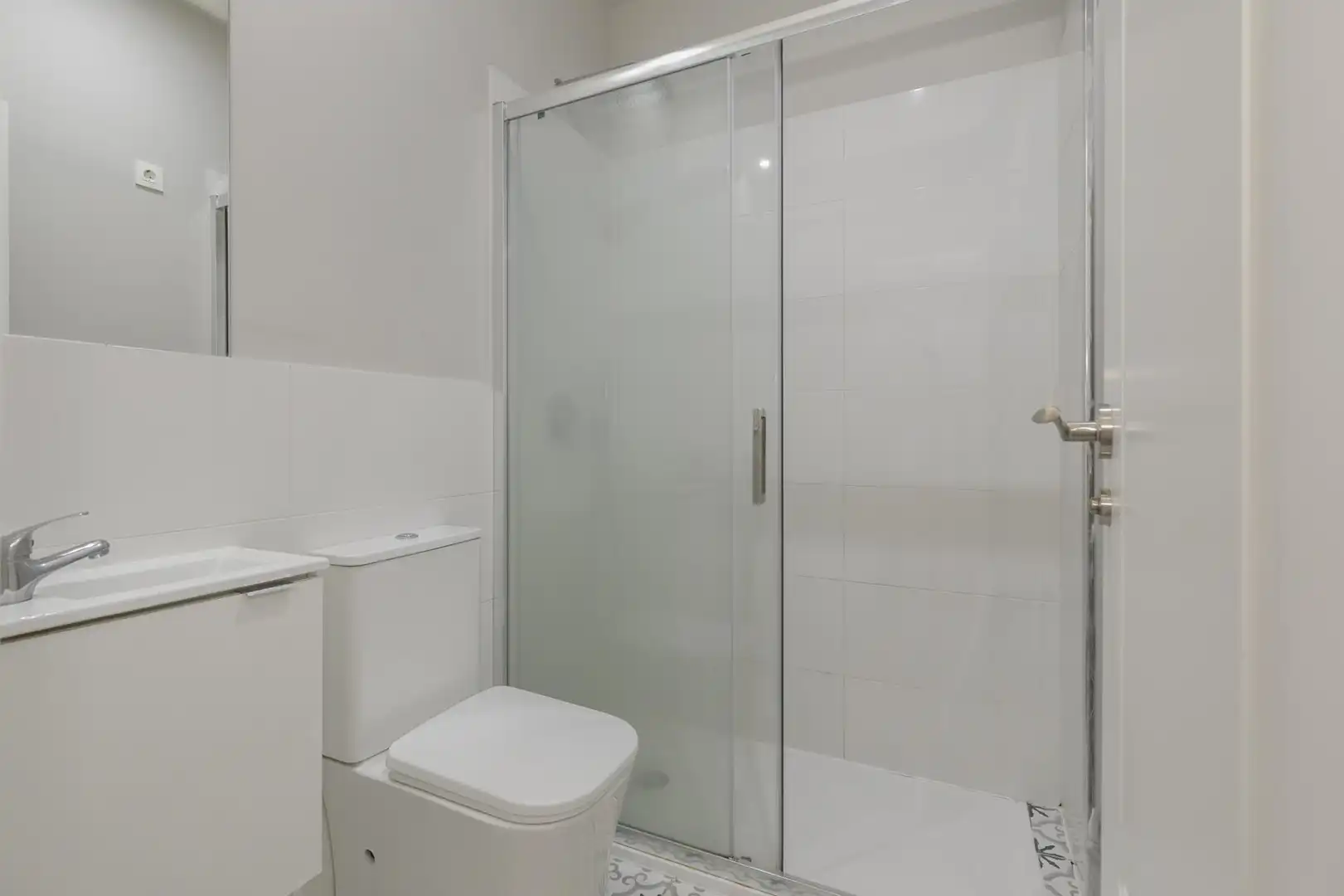 Bathroom of Apartments for sale in Granada