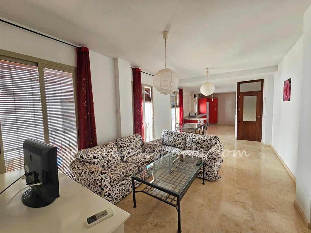 Sala d'estar de Dúplex en venda en Albaida del Aljarafe amb Aire condicionat, Terrassa i Moblat
